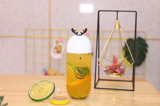 Medium Square Leak Proof Plastic Milk Tea Bottles with Screw On Lid and Handle