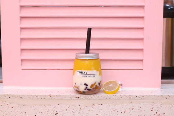 Modern Milk Tea Bottles Clear Screw-on Lid Durable Reusable Plastic Containers Ideal for Beverage Packaging and Storage