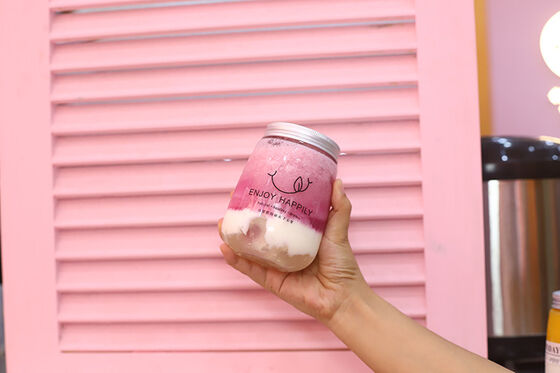 Modern Milk Tea Bottles Clear Screw-on Lid Durable Reusable Plastic Containers Ideal for Beverage Packaging and Storage