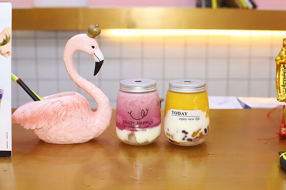 Modern Milk Tea Bottles Clear Screw-on Lid Durable Reusable Plastic Containers Ideal for Beverage Packaging and Storage