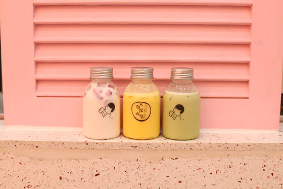 Screw-on Lid Medium Milk Tea Bottles Leak-proof Feature Ensuring Convenience and Safety in Beverage Handling