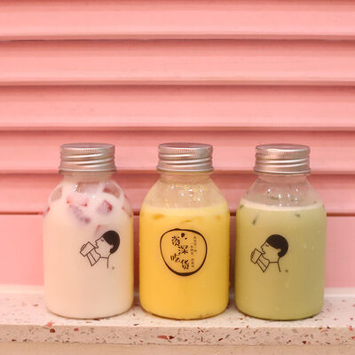 Plastic Milk Tea Bottles Featuring Handle and Screw on Lid Beverage Packaging Solutions with Comfortable Handling