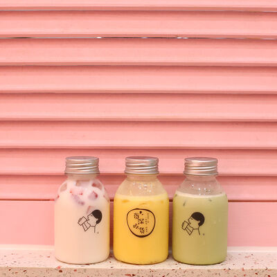 Modern Plastic Bubble Tea Jugs Perfect for Commercial Bubble Tea Preparation Providing and Practical Beverage Containers