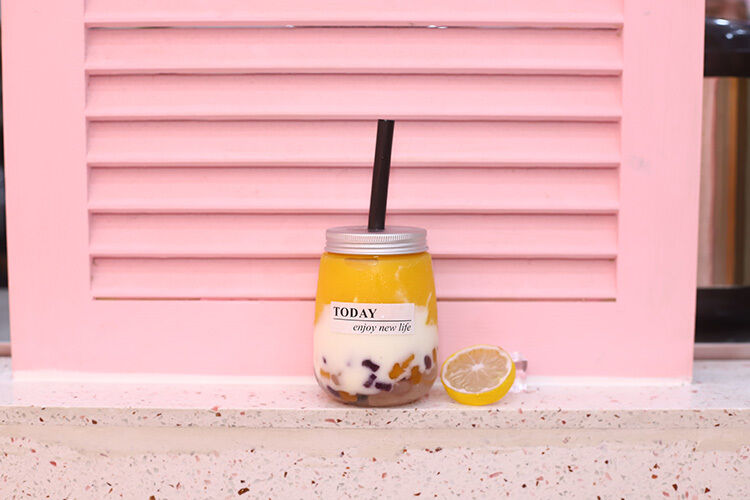 Modern Milk Tea Bottles Clear Screw-on Lid Durable Reusable Plastic Containers Ideal for Beverage Packaging and Storage